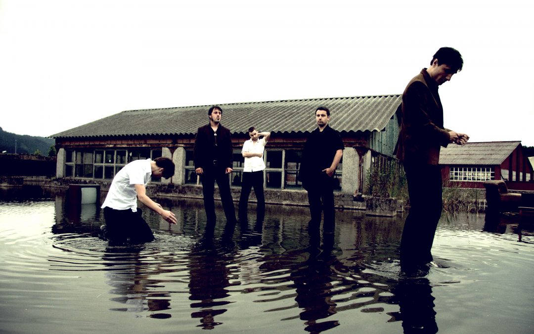 «A Shake In Calm Water» zuzenean